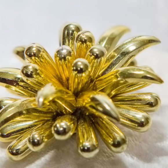 LARGE Vintage Gold Tone Lucite Plastic Clow and Bead Clip On Earrings - Picture 9 of 10